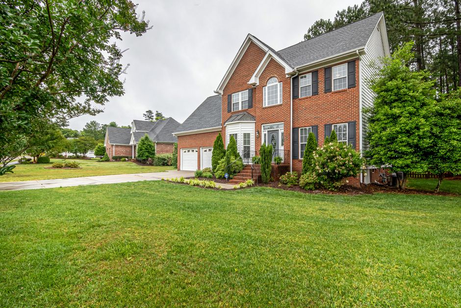 Residential house with professional front yard landscaping and curb appeal